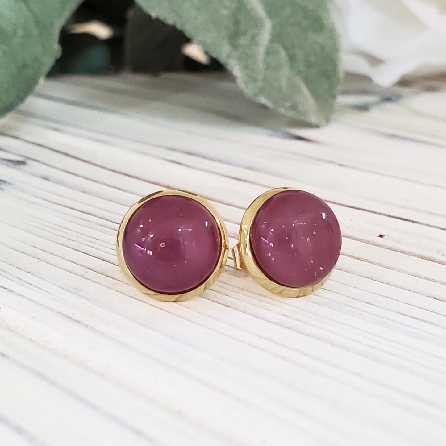 Boucles cabochons prune opaque, mat ou lustré, verre fusion - Bijoux Le fil d'Ariane