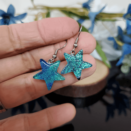 Boucles pendantes étoiles pas - pareilles bleu et vert - Bijoux Le fil d'Ariane