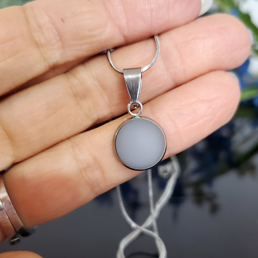 Collier cabochon gris perle, mat ou lustré, verre fusion - Bijoux Le fil d'Ariane