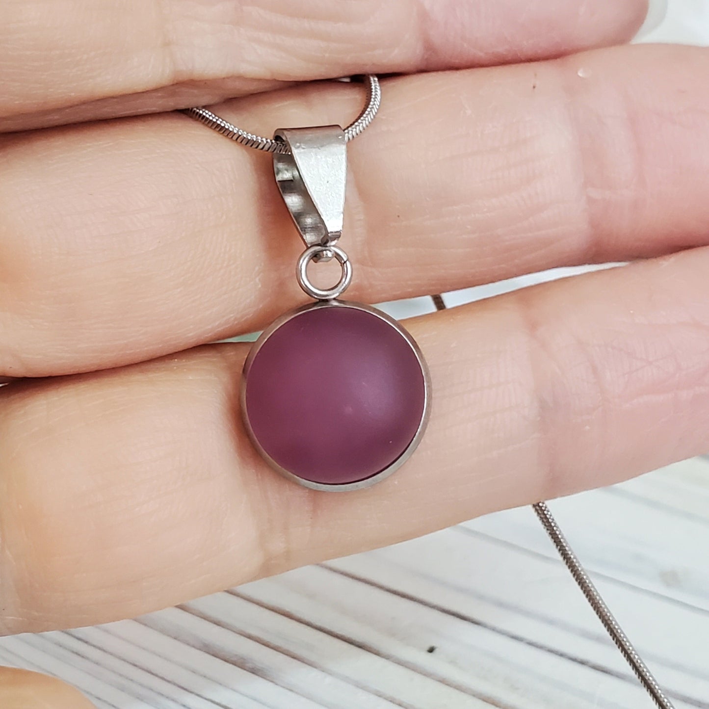 Collier cabochon prune opaque, mat ou lustré, verre fusion - Bijoux Le fil d'Ariane