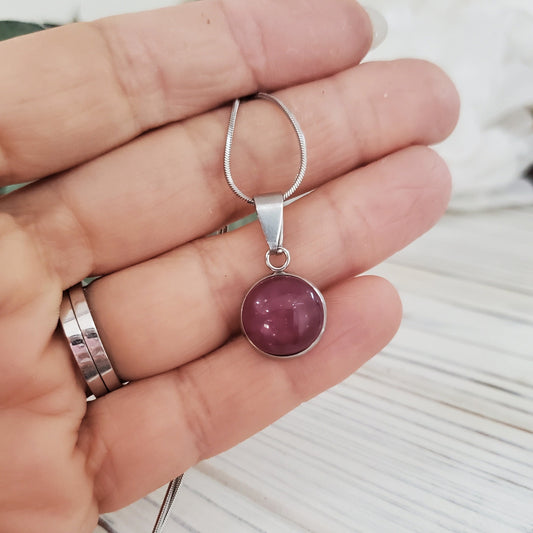 Collier cabochon prune opaque, mat ou lustré, verre fusion - Bijoux Le fil d'Ariane