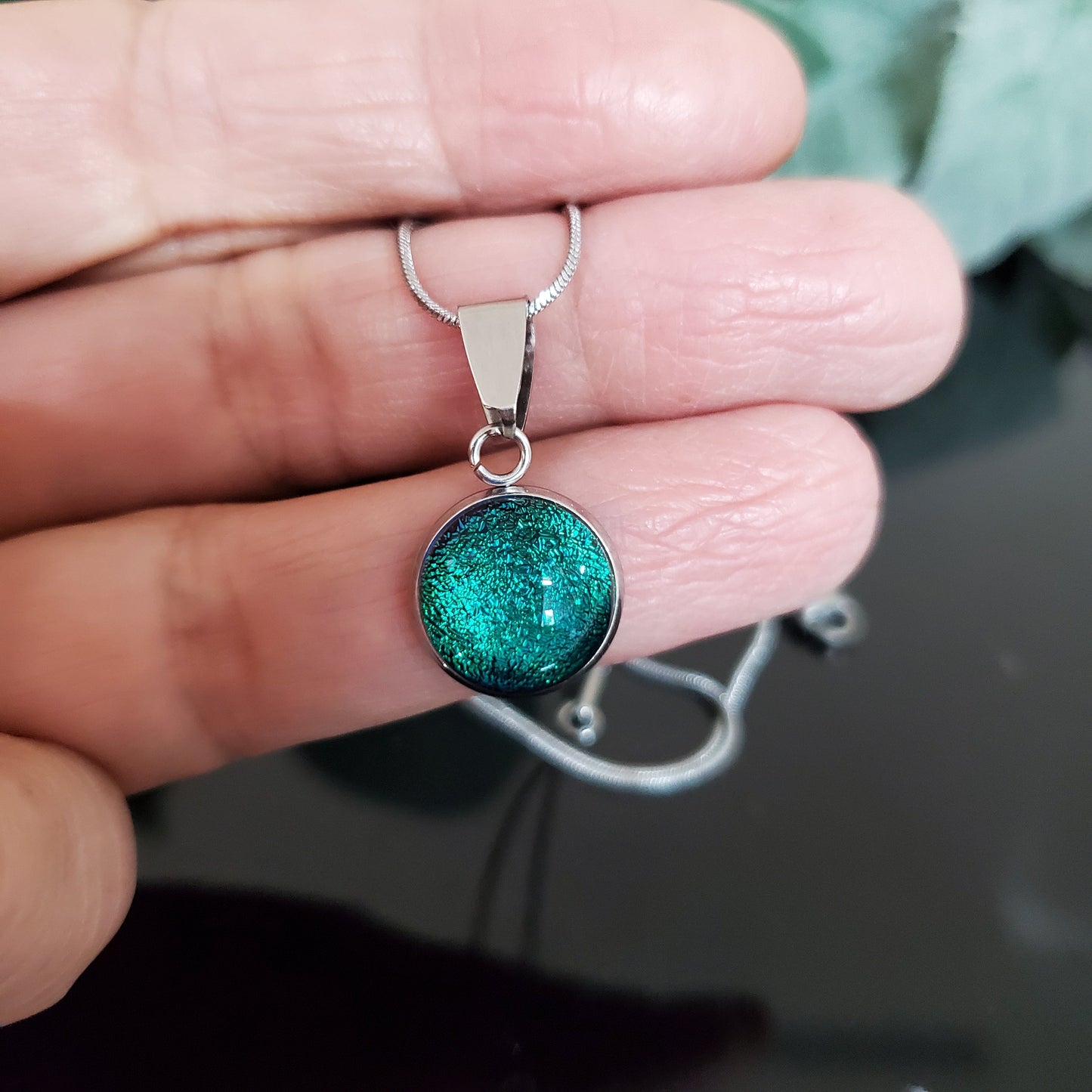 Pendentif cabochon emeraude (balade en forêt), verre fusion - Bijoux Le fil d'Ariane