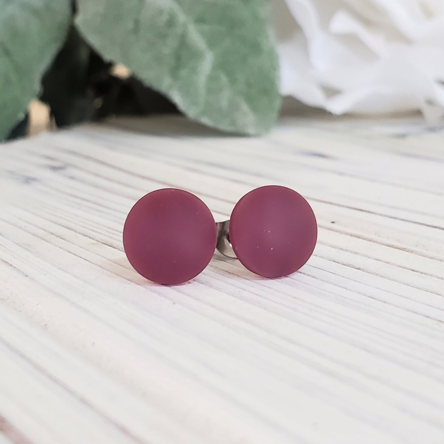 Puces d'oreille prune opaque, mat ou lustré, verre fusion - Bijoux Le fil d'Ariane