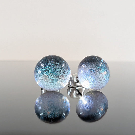 Puces d'oreille transparentes, bleu pâle, verre fusion - Bijoux Le fil d'Ariane