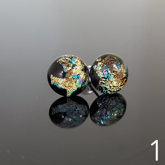 Puces d'oreilles dorées, verre fusion - Bijoux Le fil d'Ariane