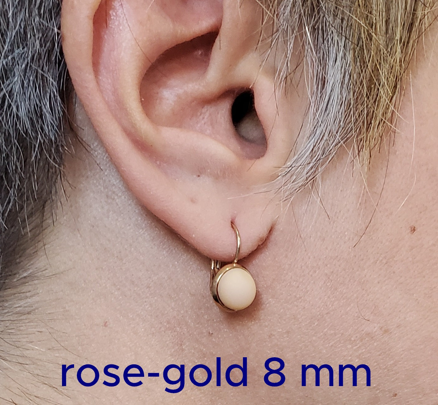 Boucles d'oreille leviers rose pâle, en verre fusion