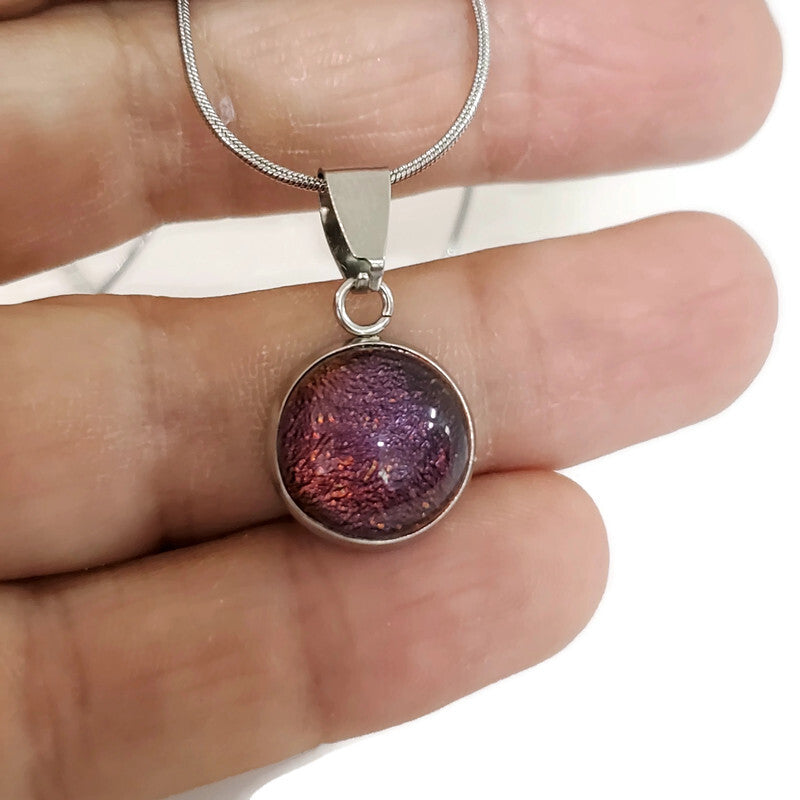 Collier cabochon, rouge-prune, verre fusion