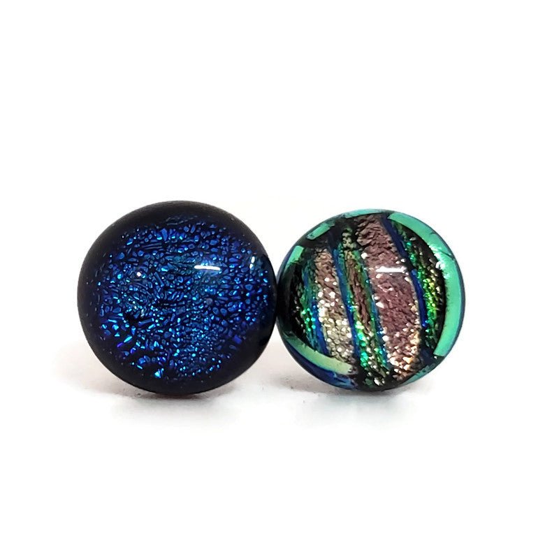 +/- 9 mm, Boucles d'oreilles dépareillées, verre fusion #47 - Bijoux Le fil d'Ariane