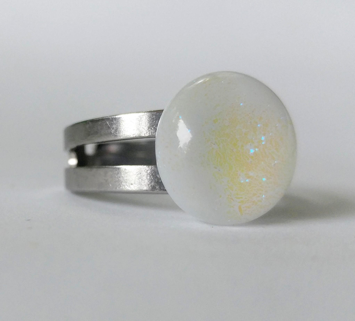 Bague bleu pâle, sur verre blanc, verre fusion - Bijoux Le fil d'Ariane