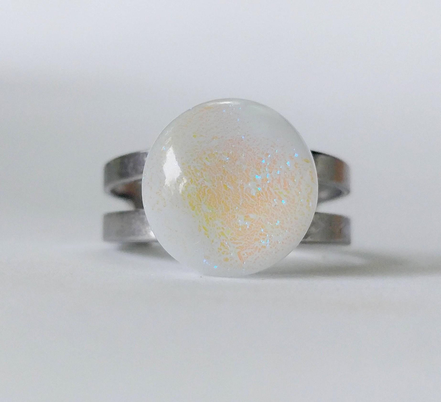 Bague bleu pâle, sur verre blanc, verre fusion - Bijoux Le fil d'Ariane