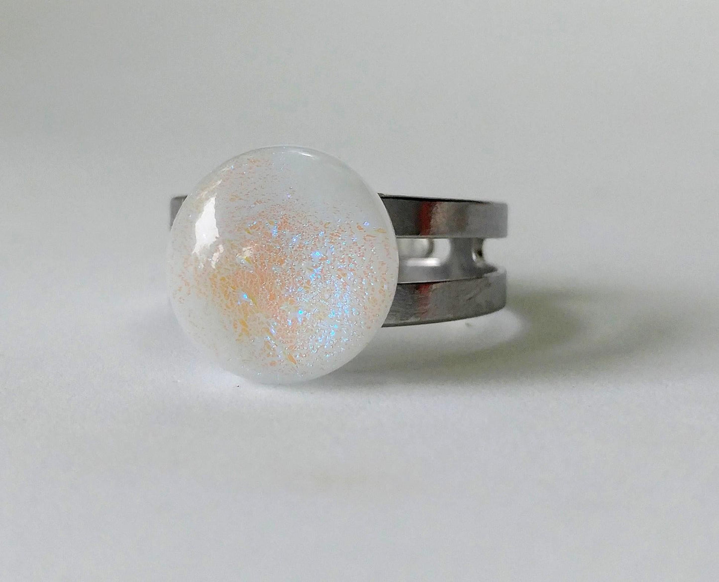 Bague bleu pâle, sur verre blanc, verre fusion - Bijoux Le fil d'Ariane