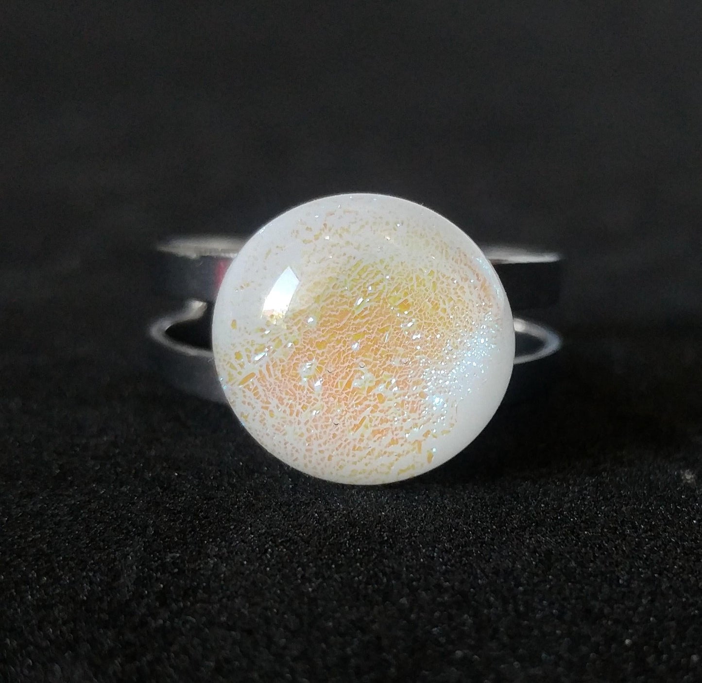 Bague bleu pâle, sur verre blanc, verre fusion - Bijoux Le fil d'Ariane