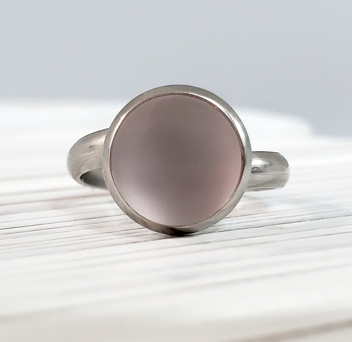 Bague rose PALE mat, verre récupéré - Bijoux Le fil d'Ariane