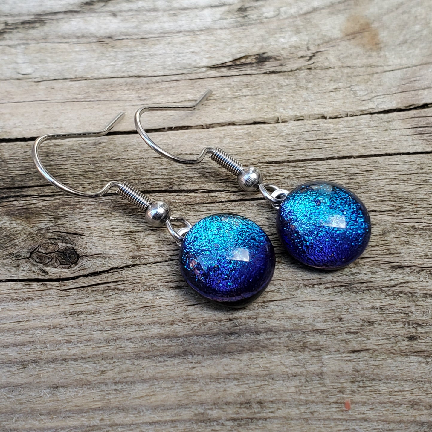 Boucles d'oreille aqua, pendantes en verre fusion - Bijoux Le fil d'Ariane