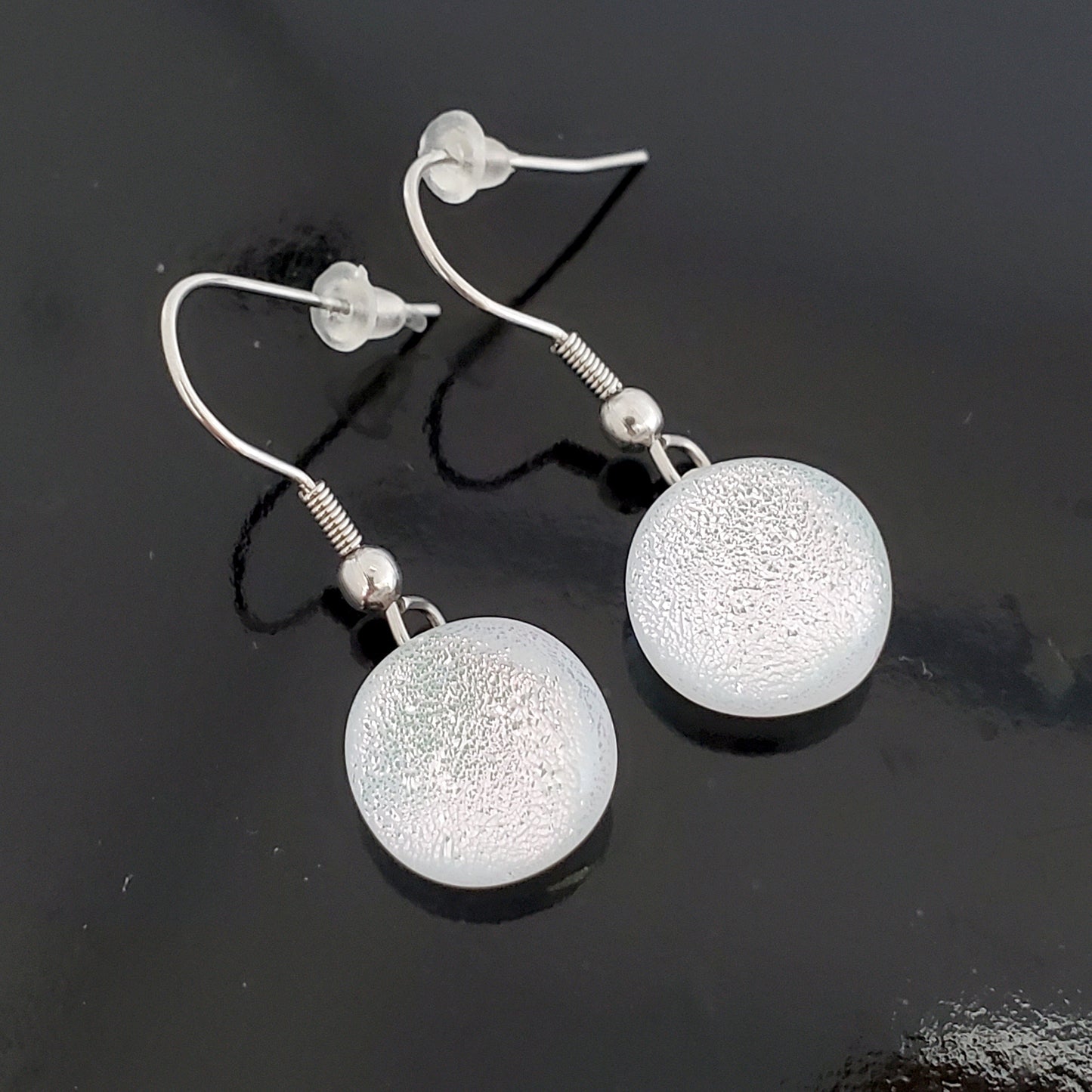 Boucles d'oreille blanc et rose pâle, pendantes en verre fusion - Bijoux Le fil d'Ariane