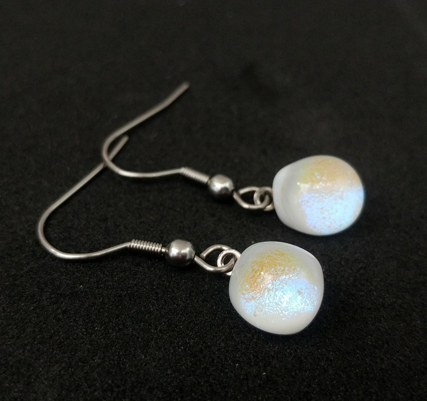 Boucles d'oreille blanche et bleu pâle, pendantes en verre fusion - Bijoux Le fil d'Ariane