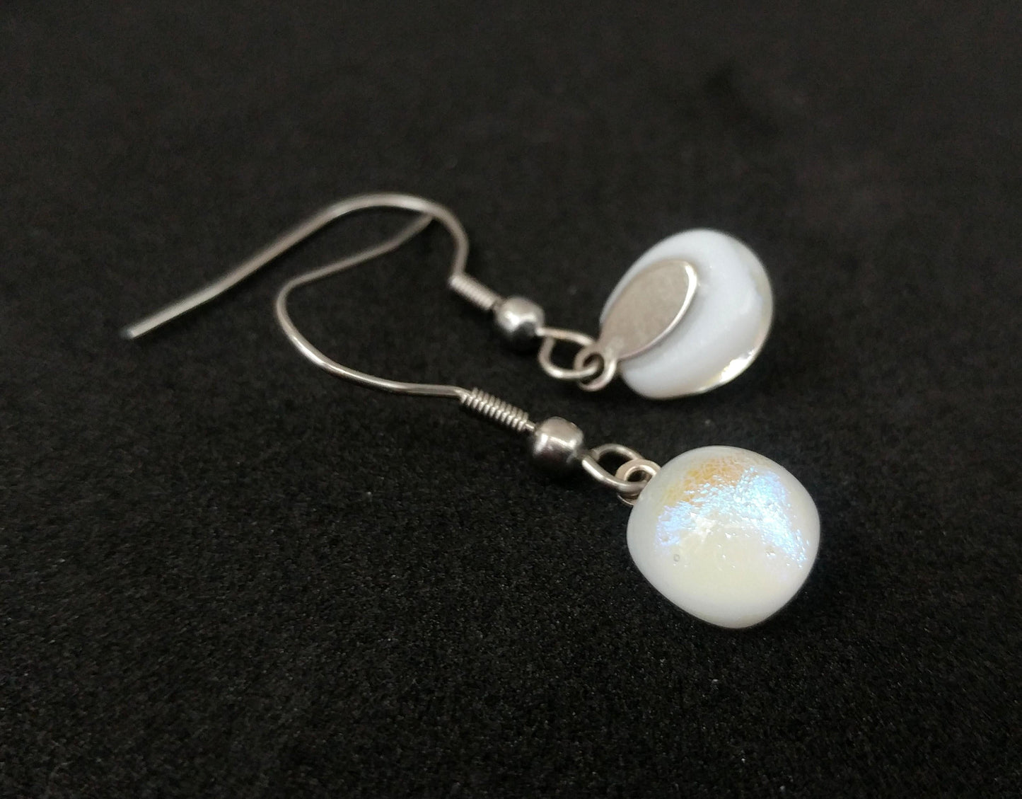 Boucles d'oreille blanche et bleu pâle, pendantes en verre fusion - Bijoux Le fil d'Ariane