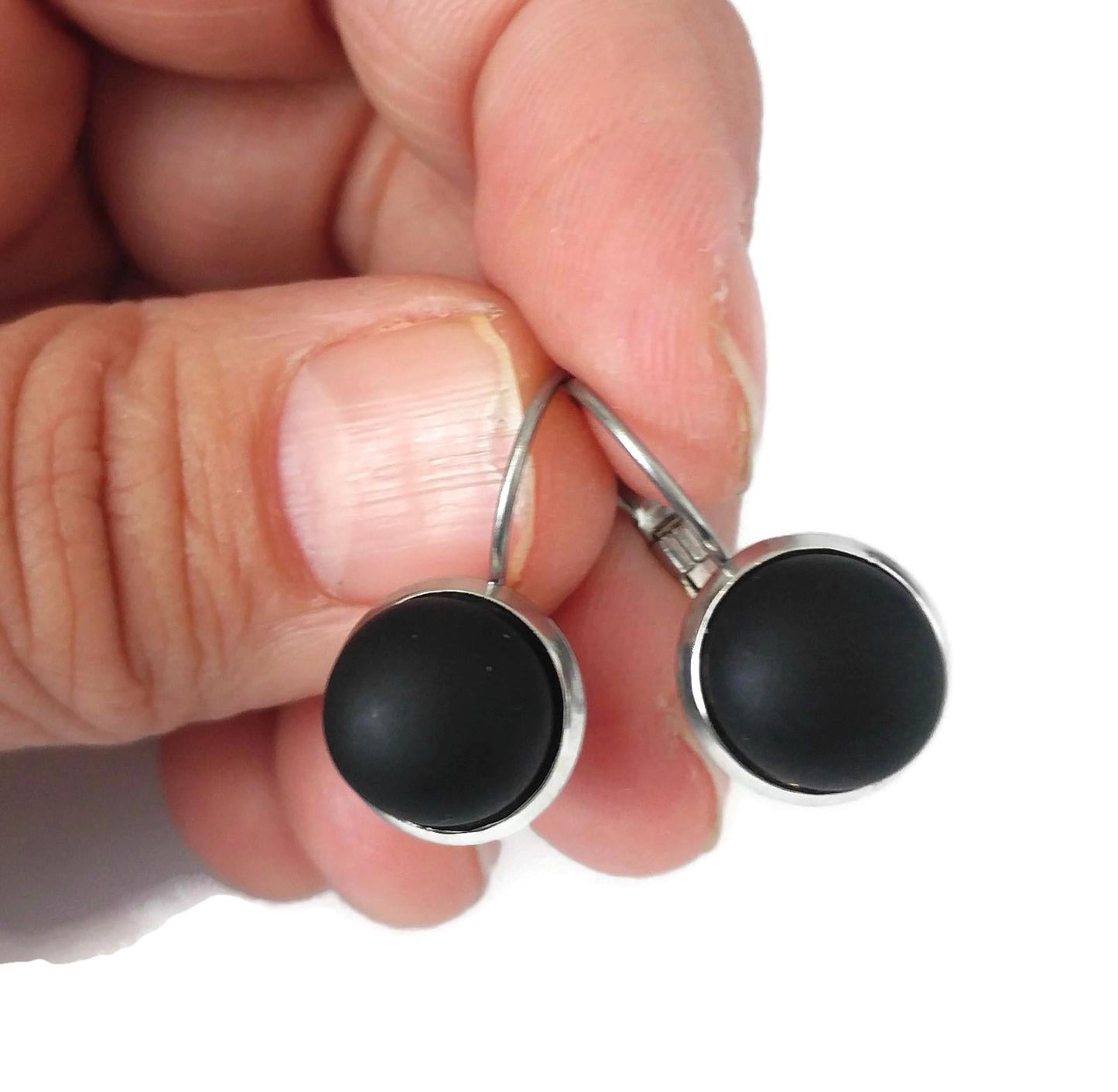 Boucles d'oreille leviers Black Velvet (noir mat), verre recyclé - Bijoux Le fil d'Ariane