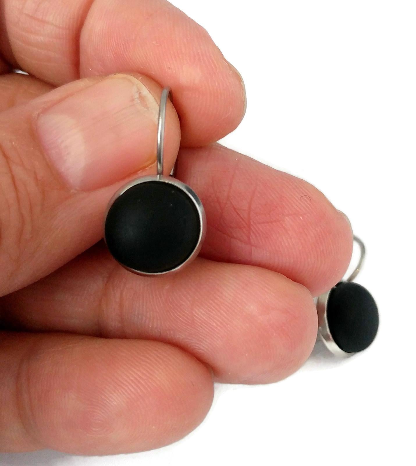 Boucles d'oreille leviers Black Velvet (noir mat), verre recyclé - Bijoux Le fil d'Ariane