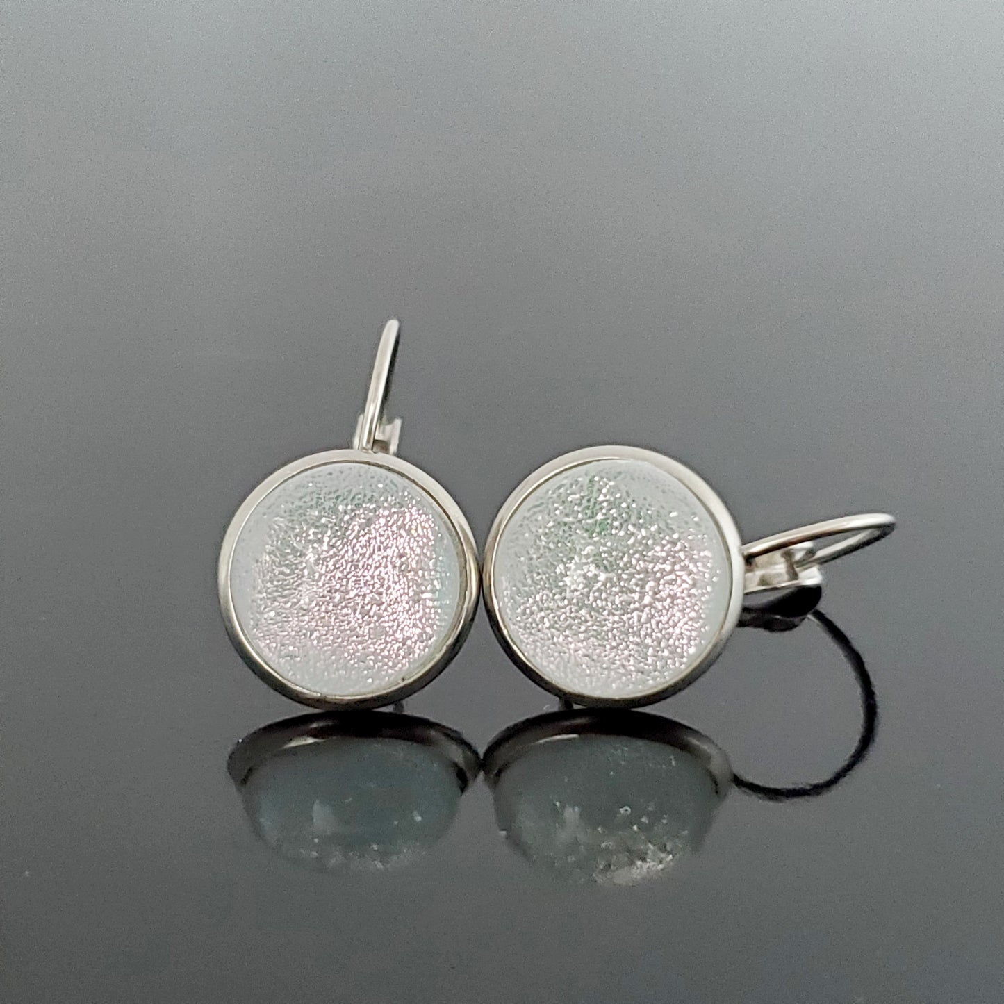 Boucles d'oreille leviers blanc et rose pâle, en verre fusion - Bijoux Le fil d'Ariane