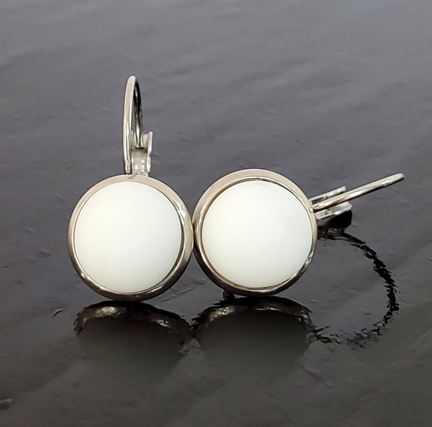 Boucles d'oreille leviers blanc mat, en verre fusion - Bijoux Le fil d'Ariane