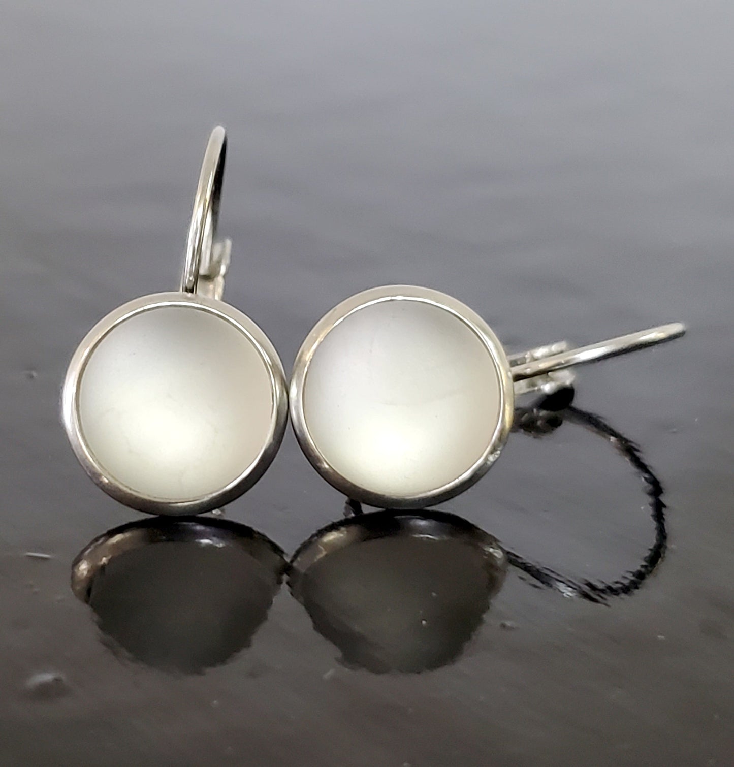 Boucles d'oreille leviers blanc-transparent, verre recyclé - Bijoux Le fil d'Ariane