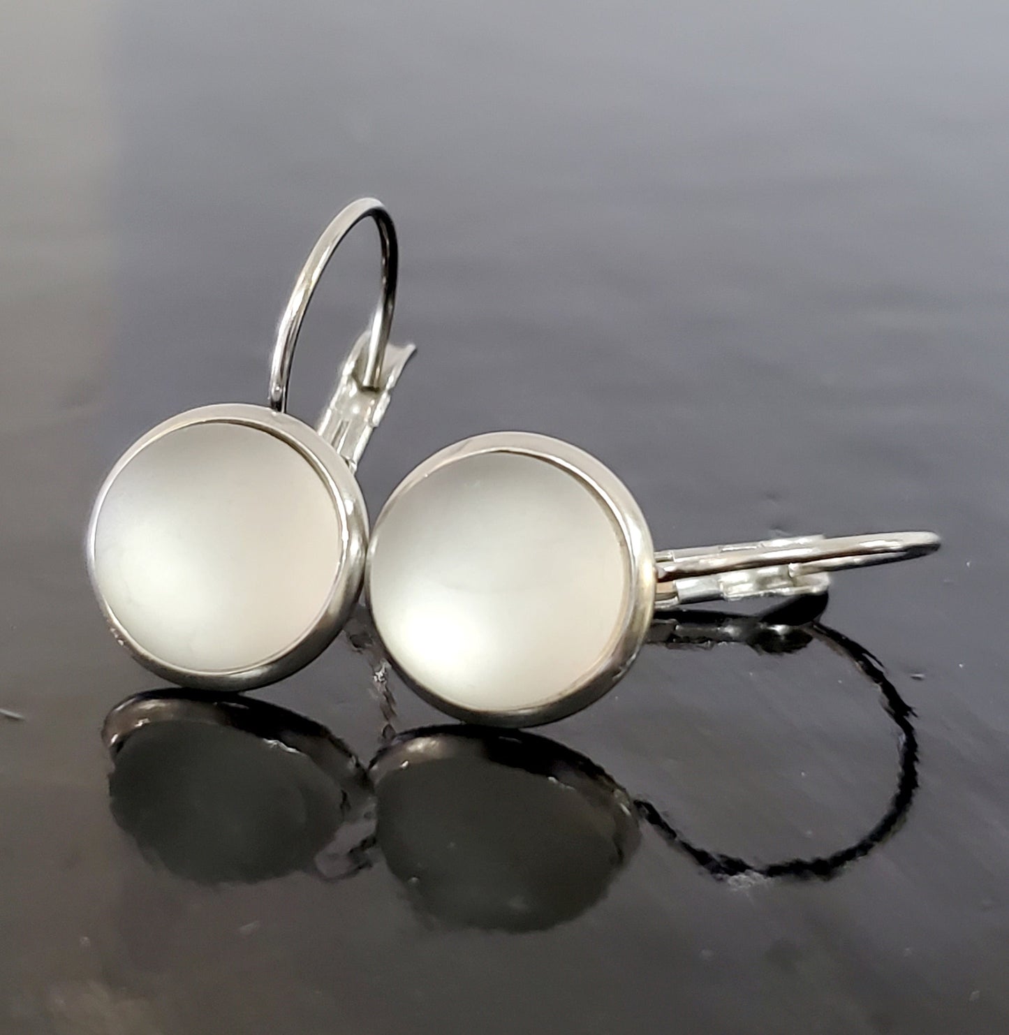 Boucles d'oreille leviers blanc-transparent, verre recyclé - Bijoux Le fil d'Ariane