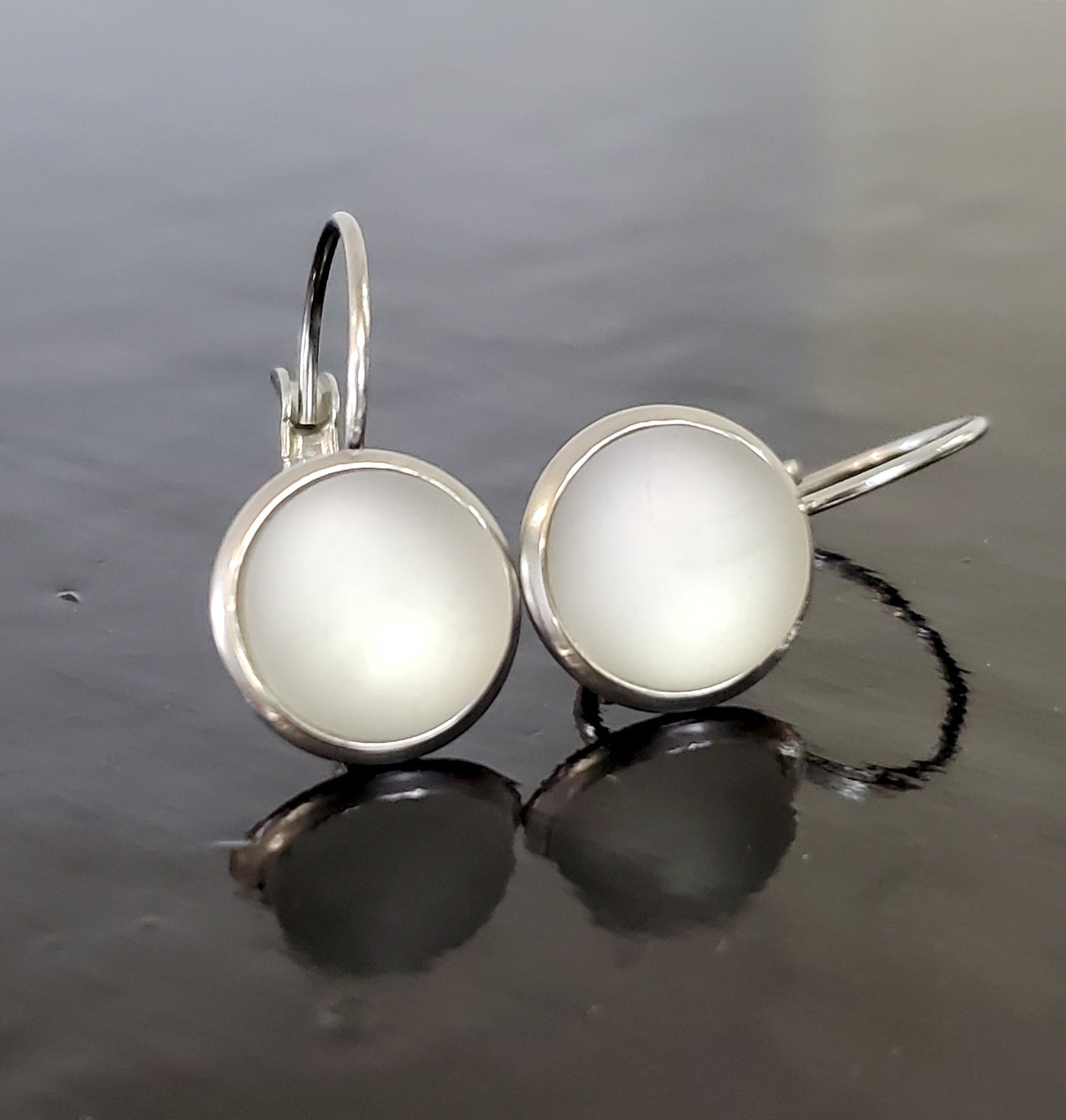 Boucles d'oreille leviers blanc-transparent, verre recyclé - Bijoux Le fil d'Ariane