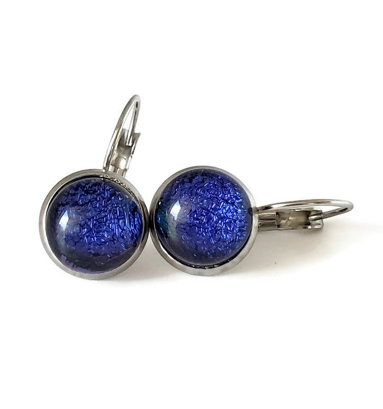 Boucles d'oreille leviers bleu-violet foncé, en verre fusion - Bijoux Le fil d'Ariane