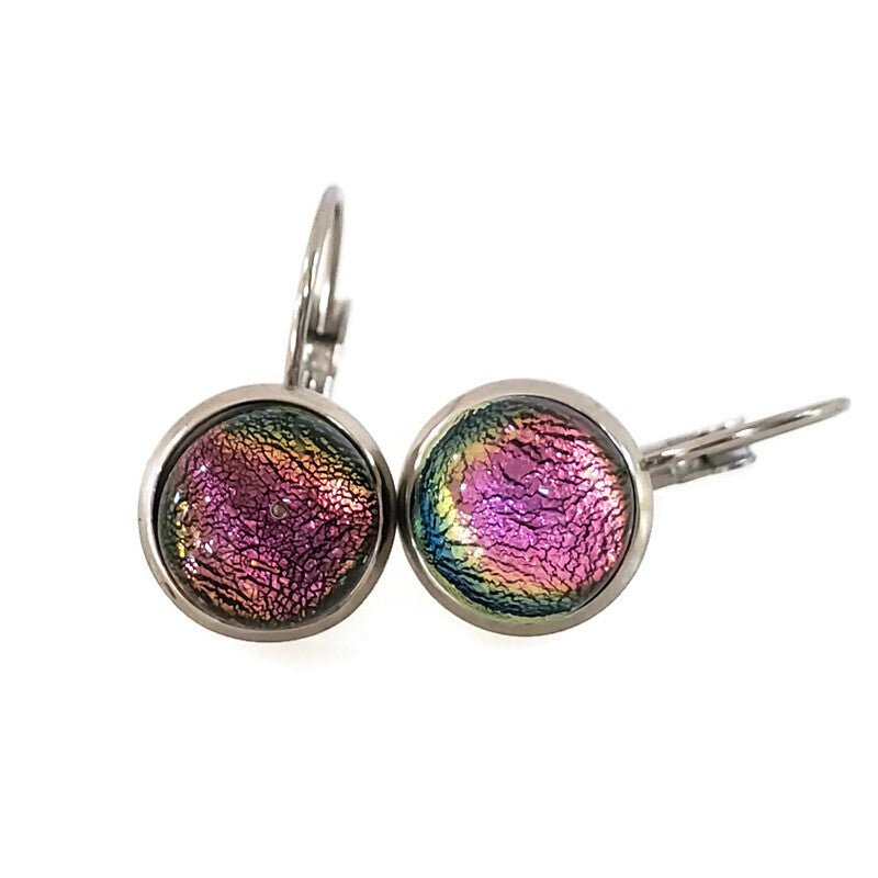 Boucles d'oreille leviers magenta, en verre fusion - Bijoux Le fil d'Ariane