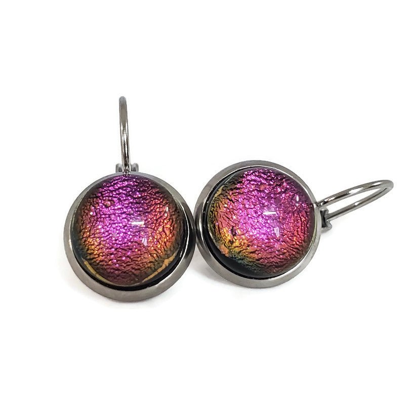 Boucles d'oreille leviers magenta, en verre fusion - Bijoux Le fil d'Ariane