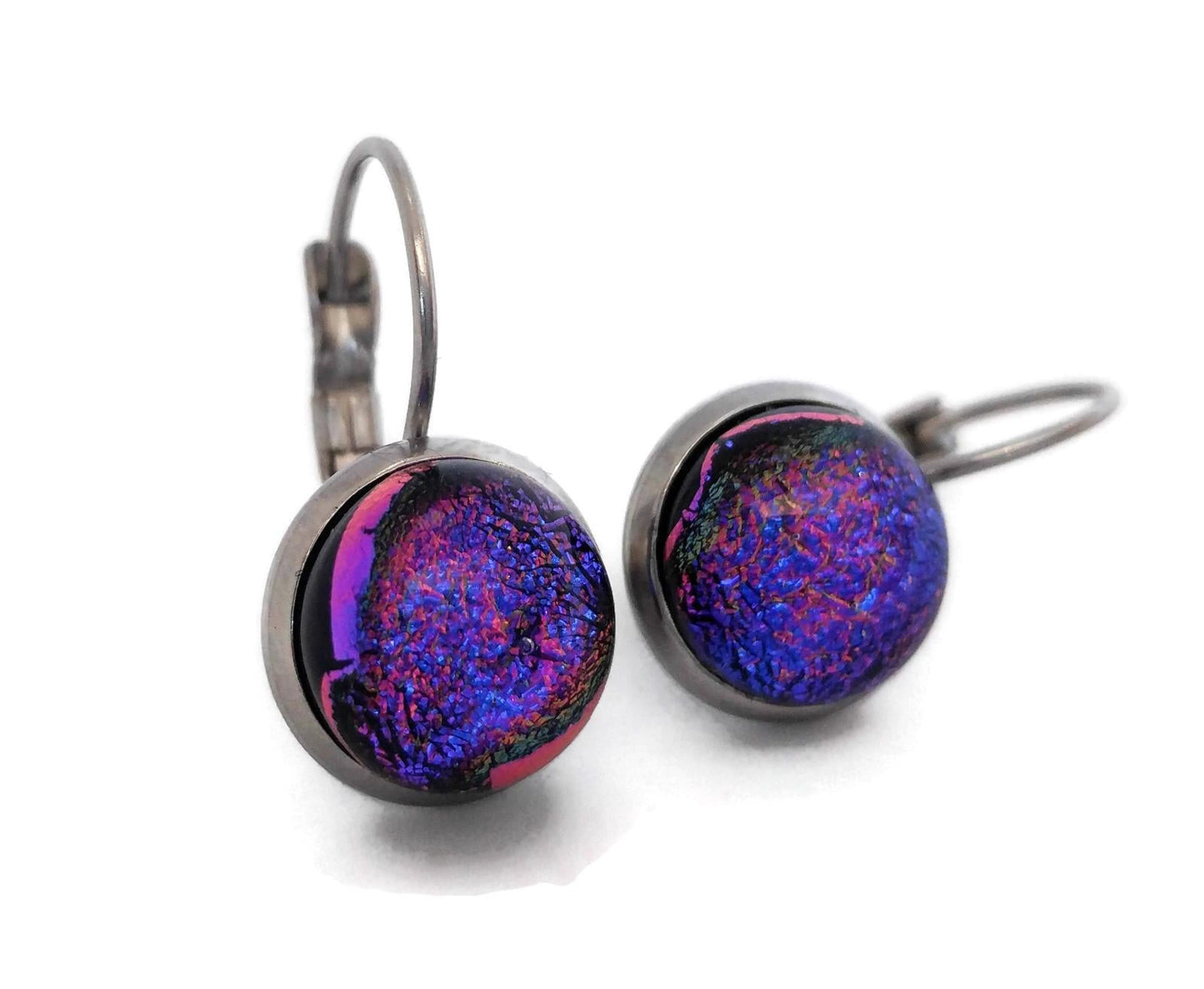 Boucles d'oreille leviers mauve avec reflets bleus , en verre fusion - Bijoux Le fil d'Ariane