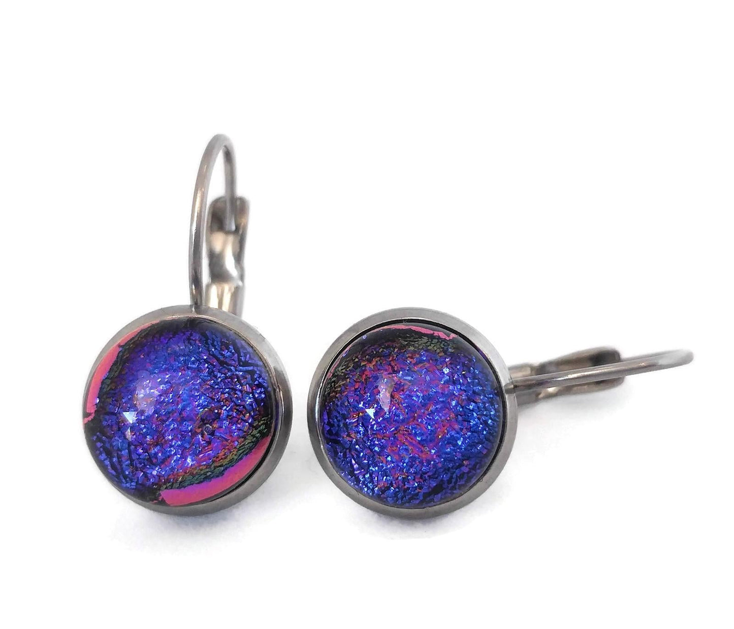 Boucles d'oreille leviers mauve avec reflets bleus , en verre fusion - Bijoux Le fil d'Ariane