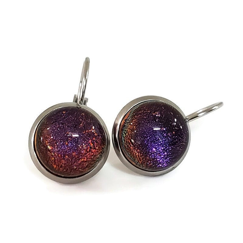 Boucles d'oreille leviers prune, en verre fusion - Bijoux Le fil d'Ariane