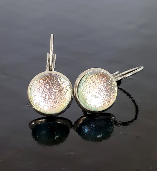 Boucles d'oreille leviers rose transparent, en verre fusion - Bijoux Le fil d'Ariane