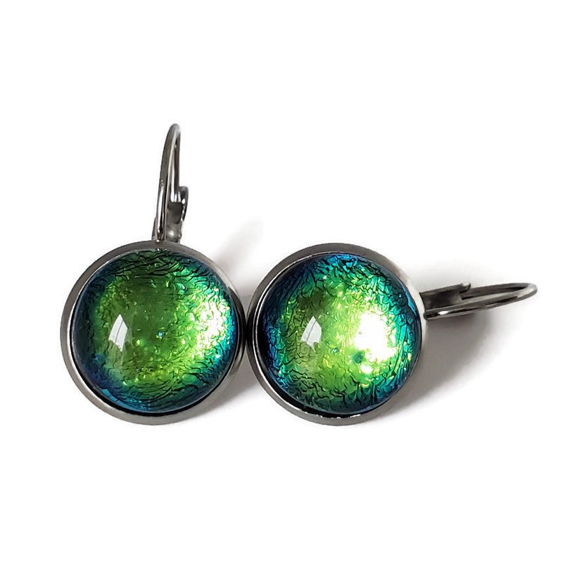 Boucles d'oreille leviers vert doré, en verre fusion - Bijoux Le fil d'Ariane