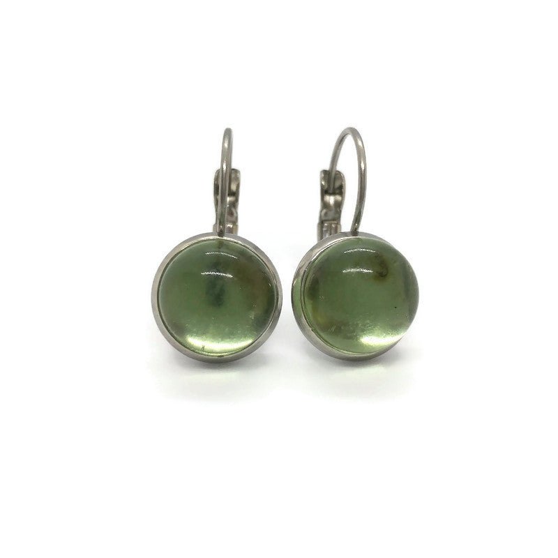 Boucles d'oreille leviers vert pâle lustré, verre recyclé - Bijoux Le fil d'Ariane