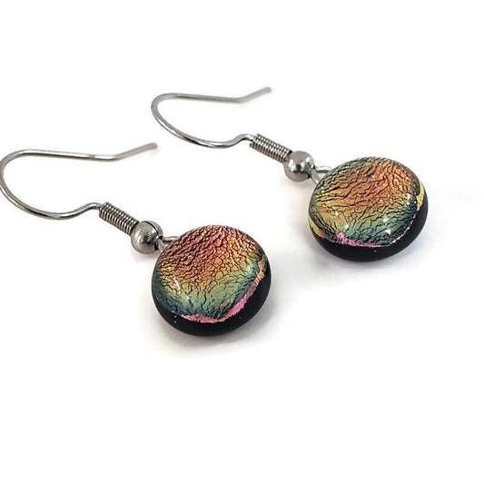 Boucles d'oreille magenta, pendantes en verre fusion - Bijoux Le fil d'Ariane