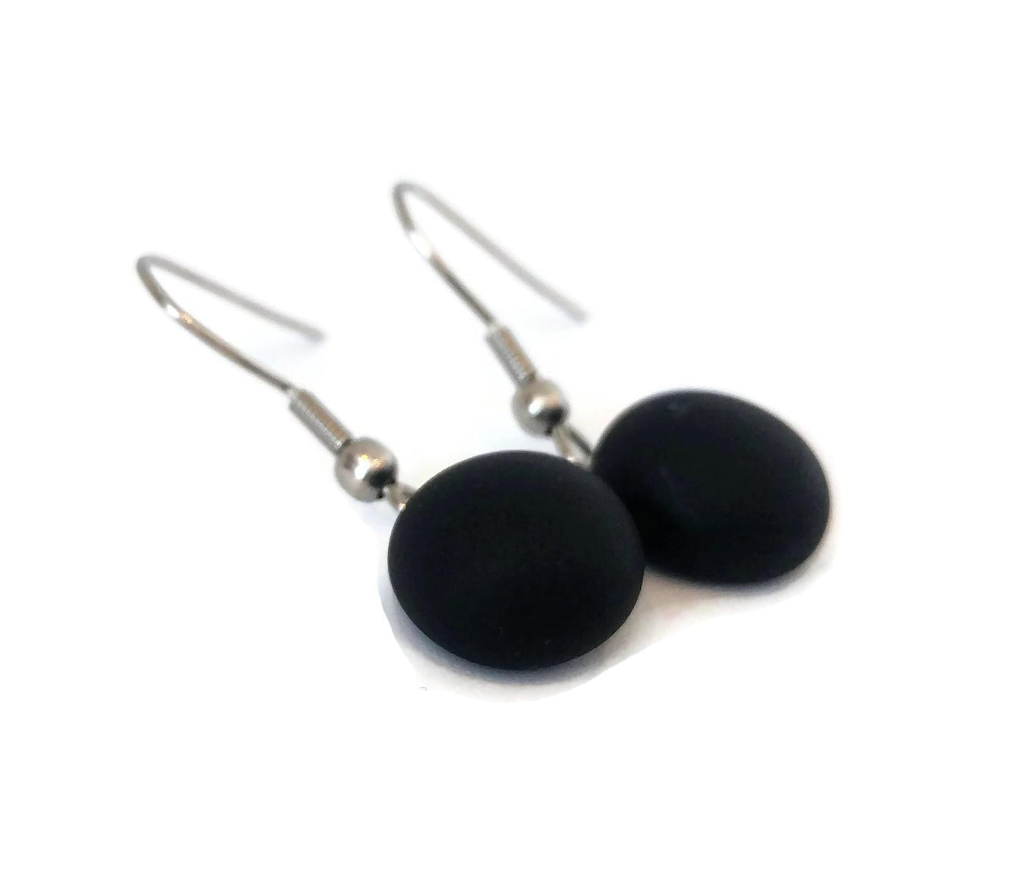 Boucles d'oreille pendantes Black Velvet (noir mat), verre recyclé - Bijoux Le fil d'Ariane