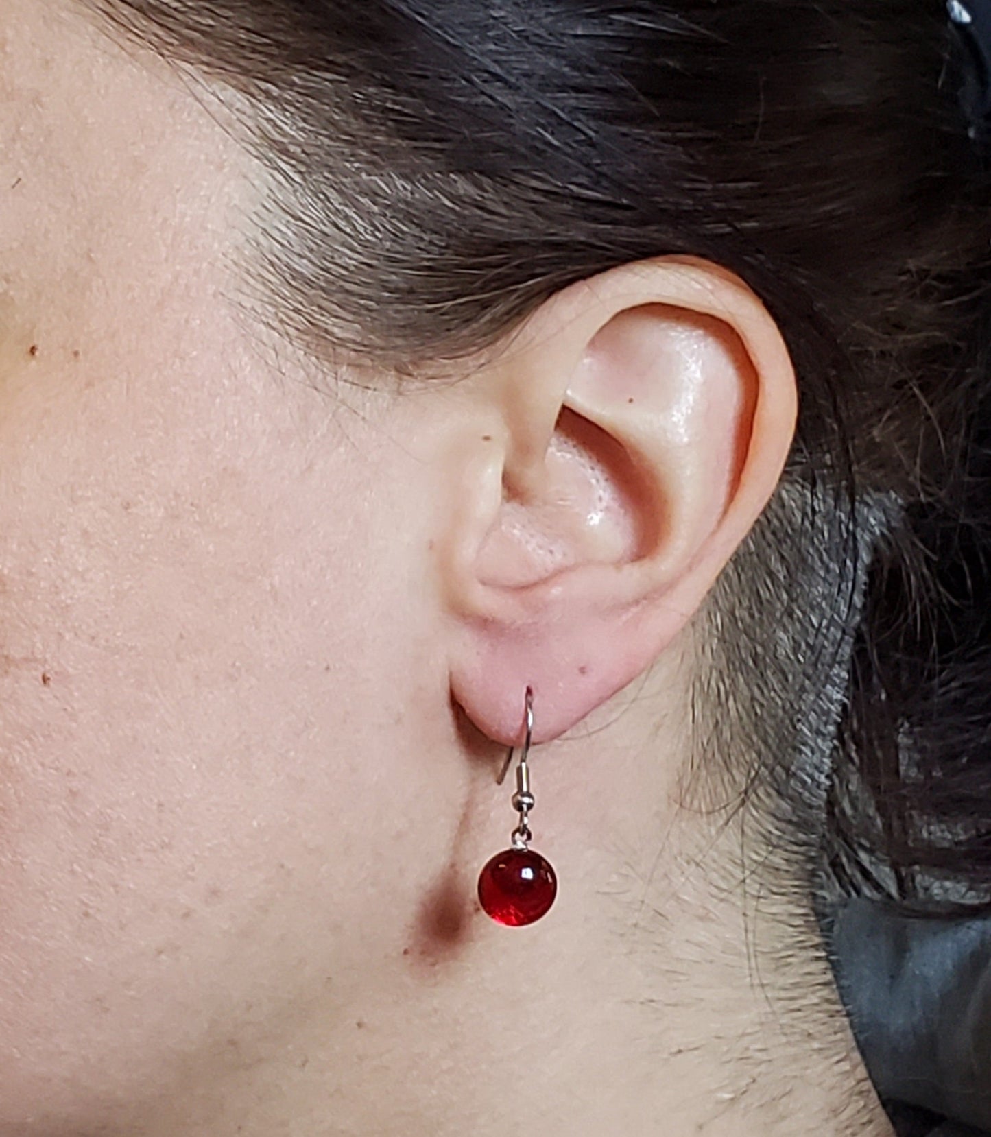 Boucles d'oreille rouge-prune, pendantes en verre fusion - Bijoux Le fil d'Ariane