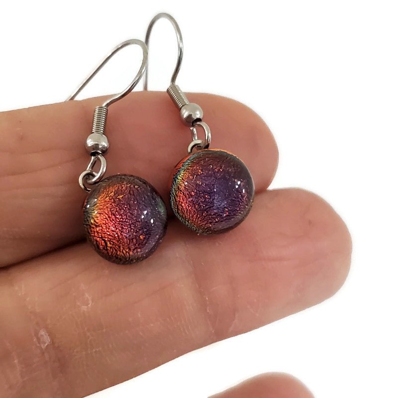 Boucles d'oreille rouge-prune, pendantes en verre fusion - Bijoux Le fil d'Ariane