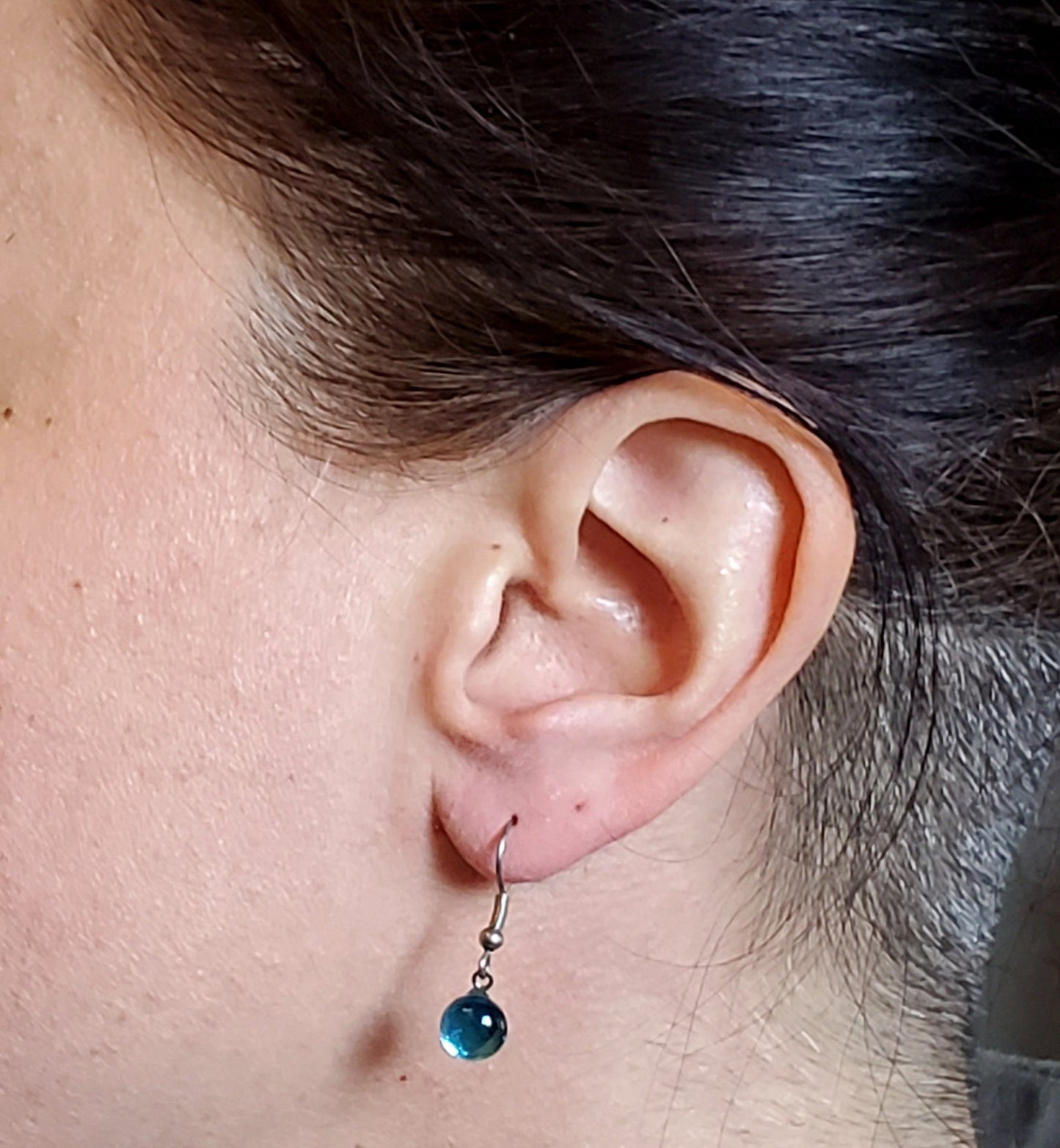 Boucles d'oreille rouge-prune, pendantes en verre fusion - Bijoux Le fil d'Ariane