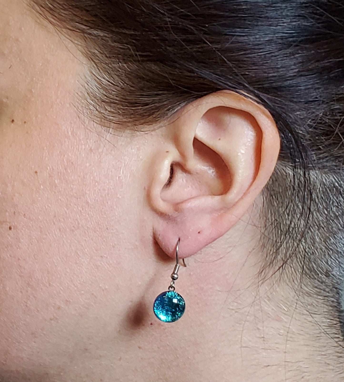 Boucles d'oreille rouge-prune, pendantes en verre fusion - Bijoux Le fil d'Ariane