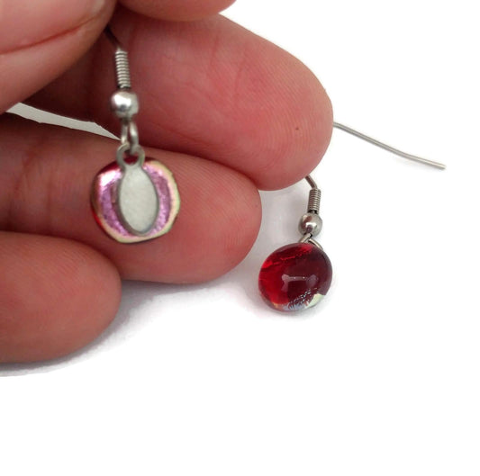 Boucles d'oreille rouge vif, pendantes en verre fusion - Bijoux Le fil d'Ariane