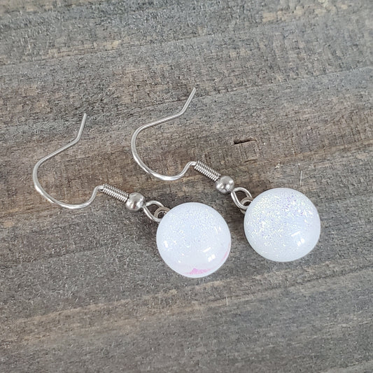 Boucles d'oreille vert-doré et blanc, pendantes en verre fusion - Bijoux Le fil d'Ariane