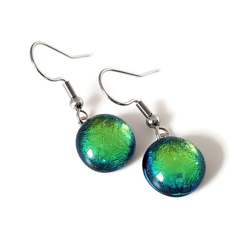 Boucles d'oreille vert doré, pendantes en verre fusion - Bijoux Le fil d'Ariane