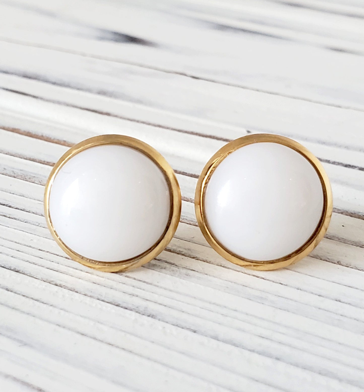 Boucles d'oreilles, cabochon blanc lustré ou mat - Bijoux Le fil d'Ariane