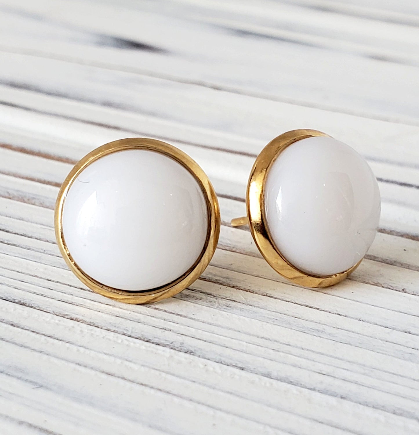 Boucles d'oreilles, cabochon blanc lustré ou mat - Bijoux Le fil d'Ariane