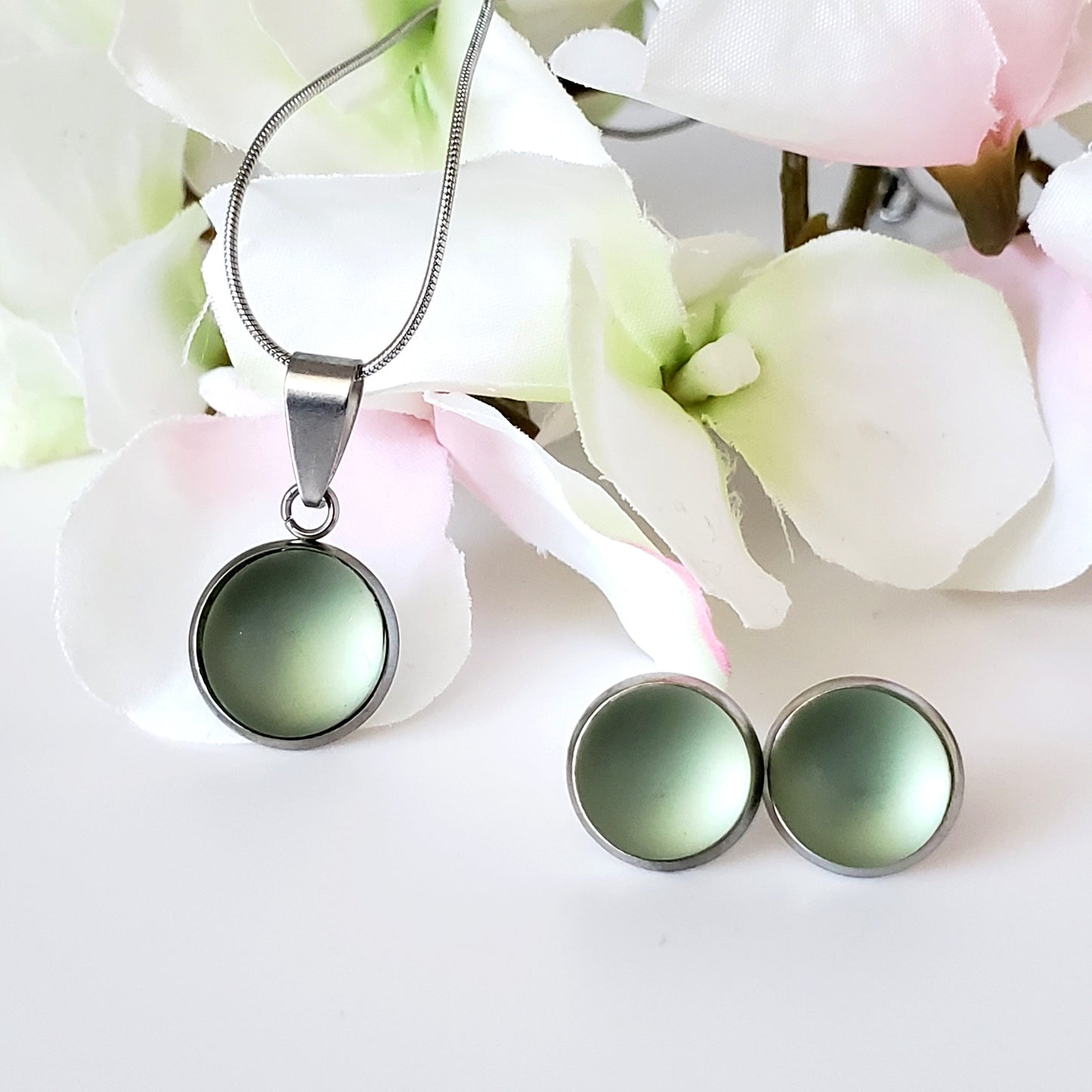 Boucles d'oreilles cabochon vert pâle - mat ou lustré - Bijoux Le fil d'Ariane