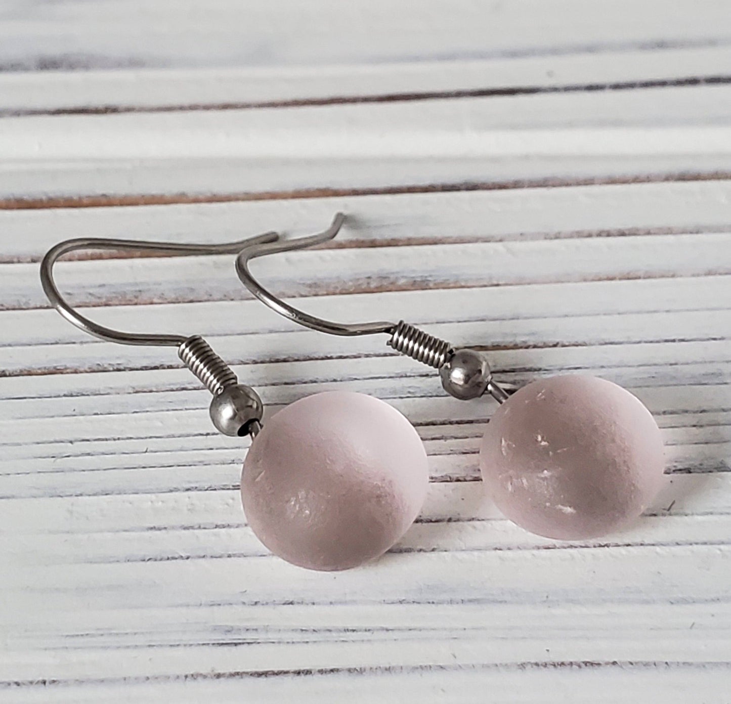 Boucles pendantes rose PÂLE mat, verre recyclé - Bijoux Le fil d'Ariane